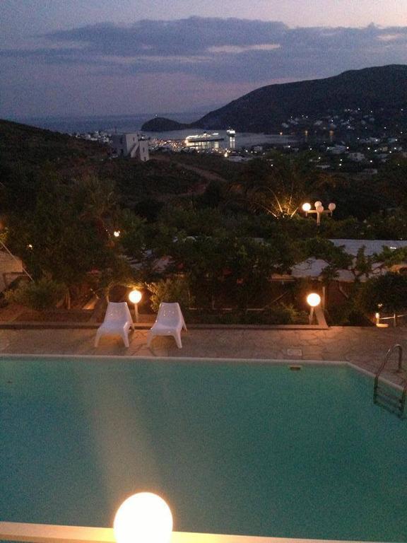 Kymothoi Rooms & Pool Bar Gavrio Exteriör bild